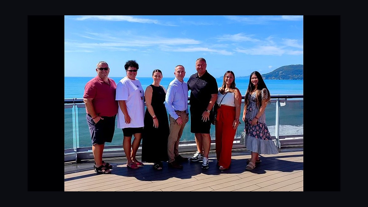 Should I open or buy a Cruise Holidays franchise in 2027 — figure 1