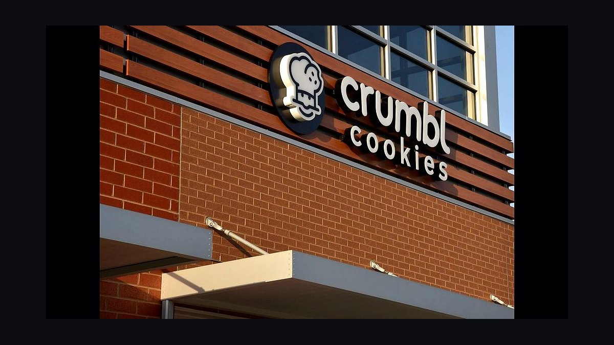 Should I open or buy Crumbl Cookies franchise or open an independent sandwich shop in 2027?