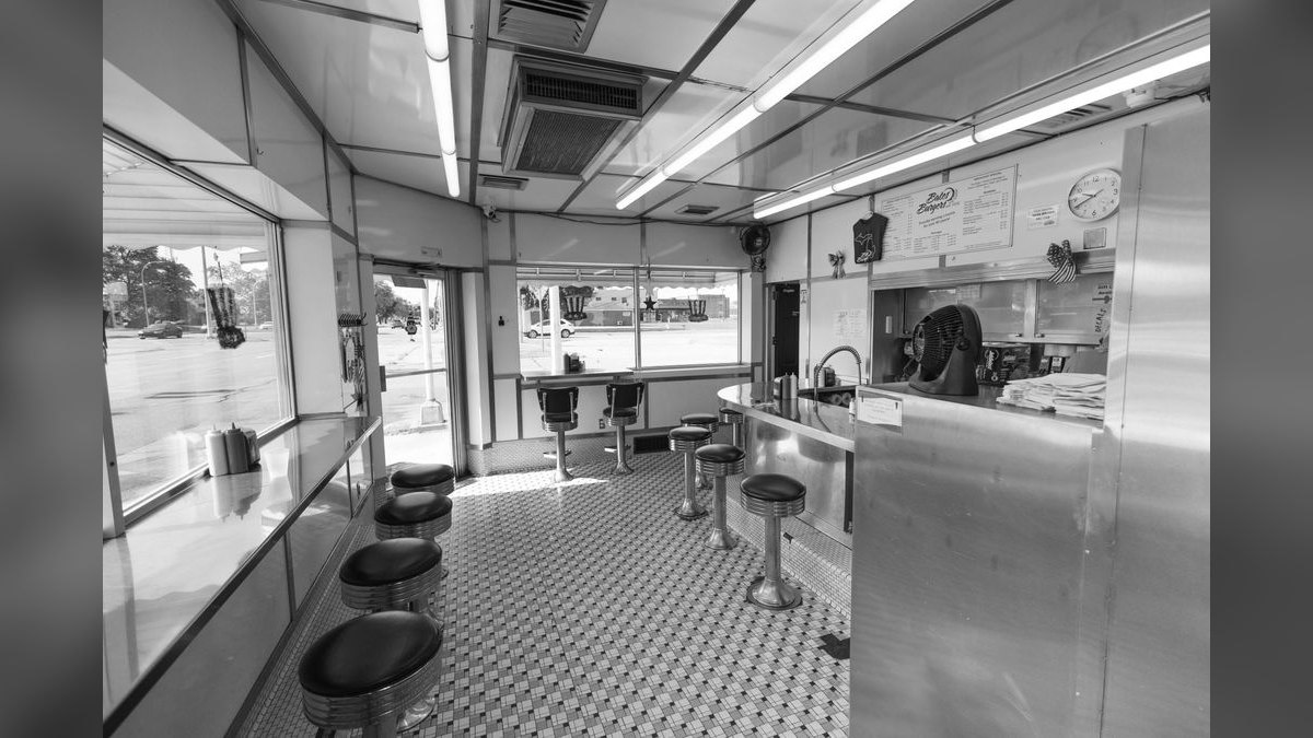 Should I open or buy a Metro Diner franchise in 2027 — figure 2