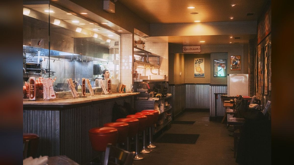 Should I open or buy a Metro Diner franchise in 2027?