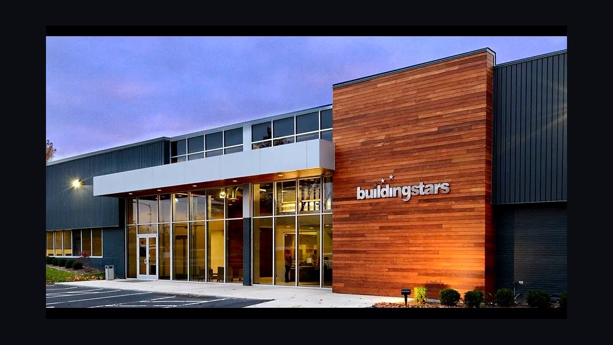 Should I open or buy a Buildingstars franchise in 2027?