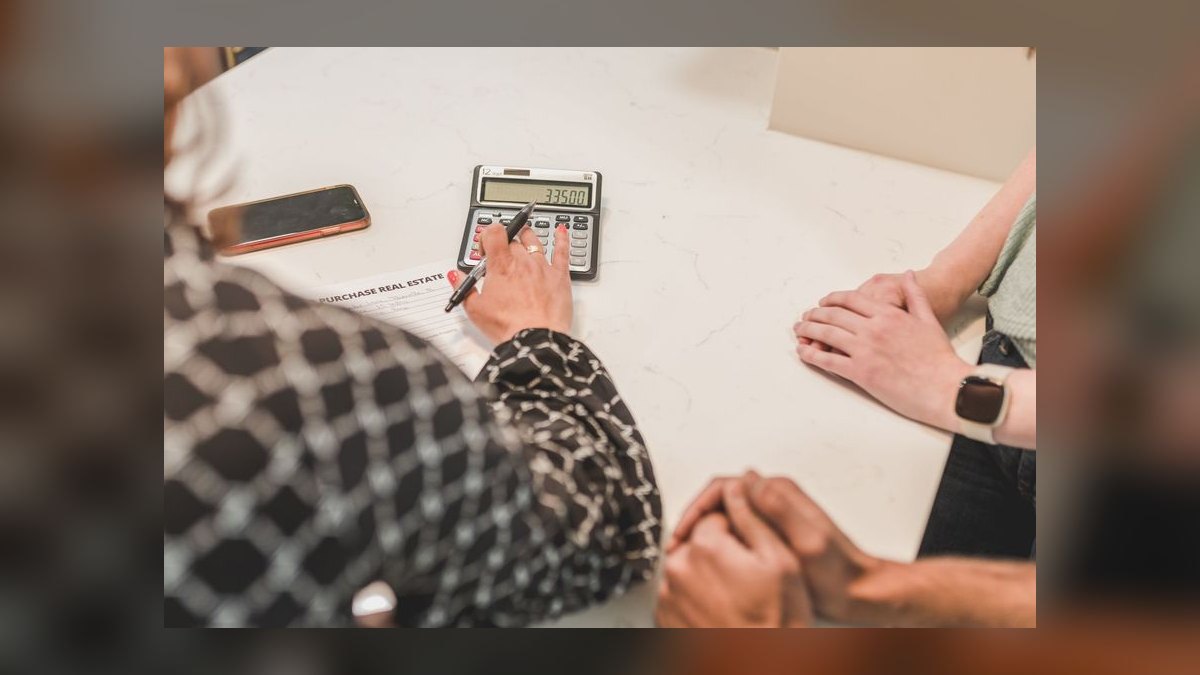 How do you calculate customer acquisition cost when running multi-channel campaigns in 2027 — figure 8