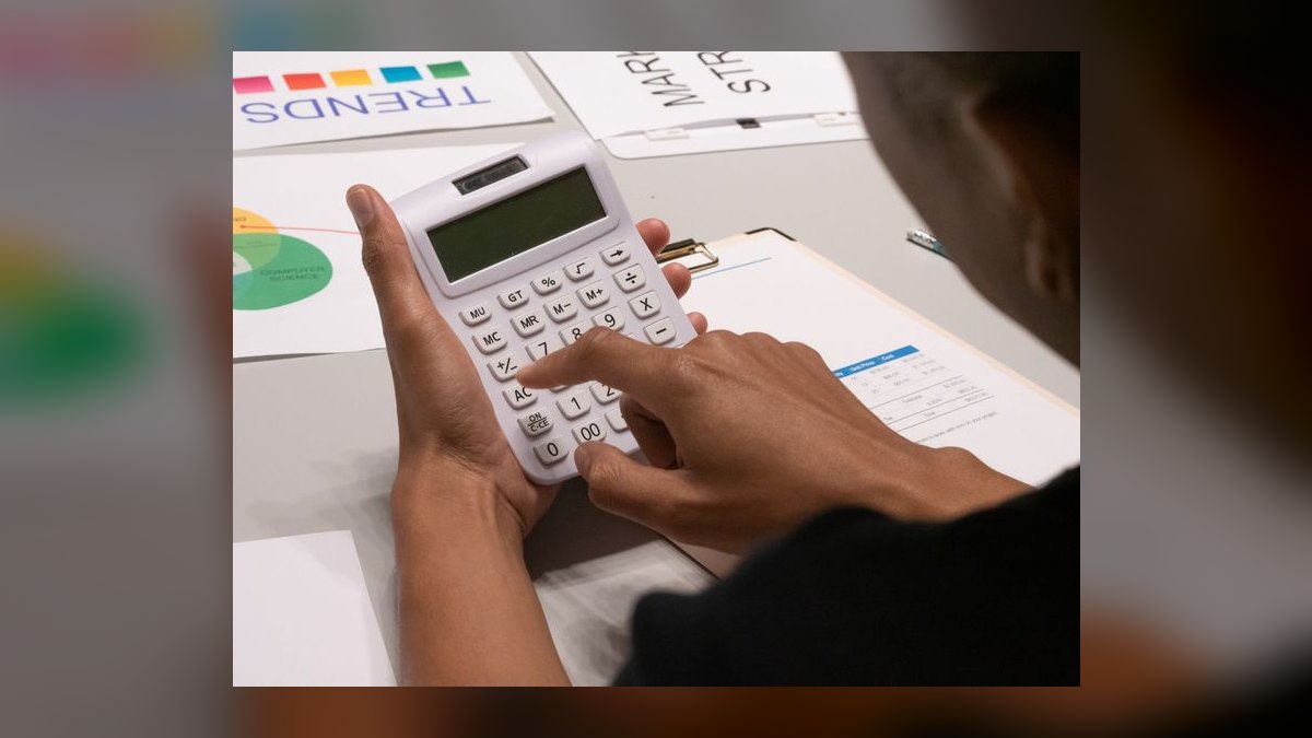 How do you calculate customer acquisition cost when running multi-channel campaigns in 2027 — figure 9