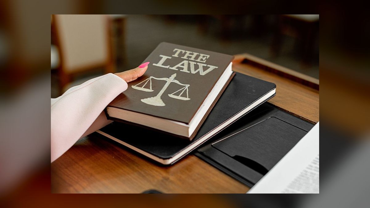 What does the litigation history section of an FDD reveal about a franchisor in 2027?