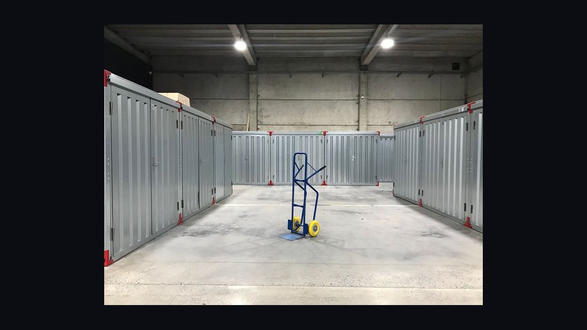 Should I choose an independent self-storage business or a franchise model in 2027?