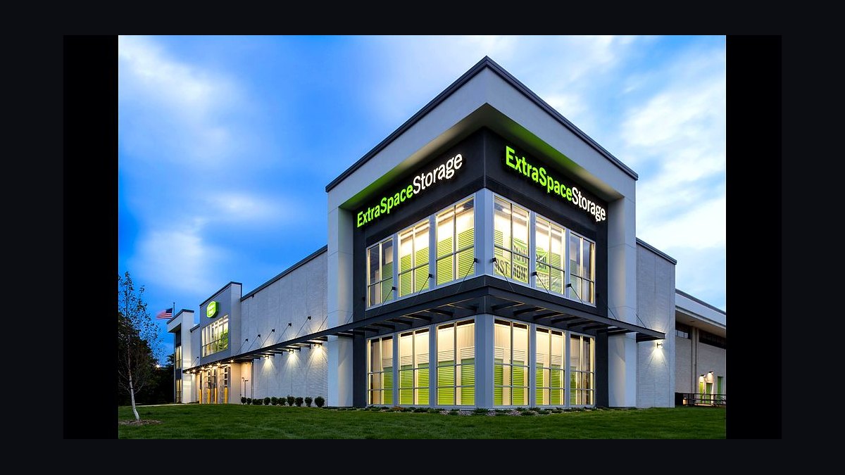 Should I open or buy an Extra Space Storage franchise in 2027?