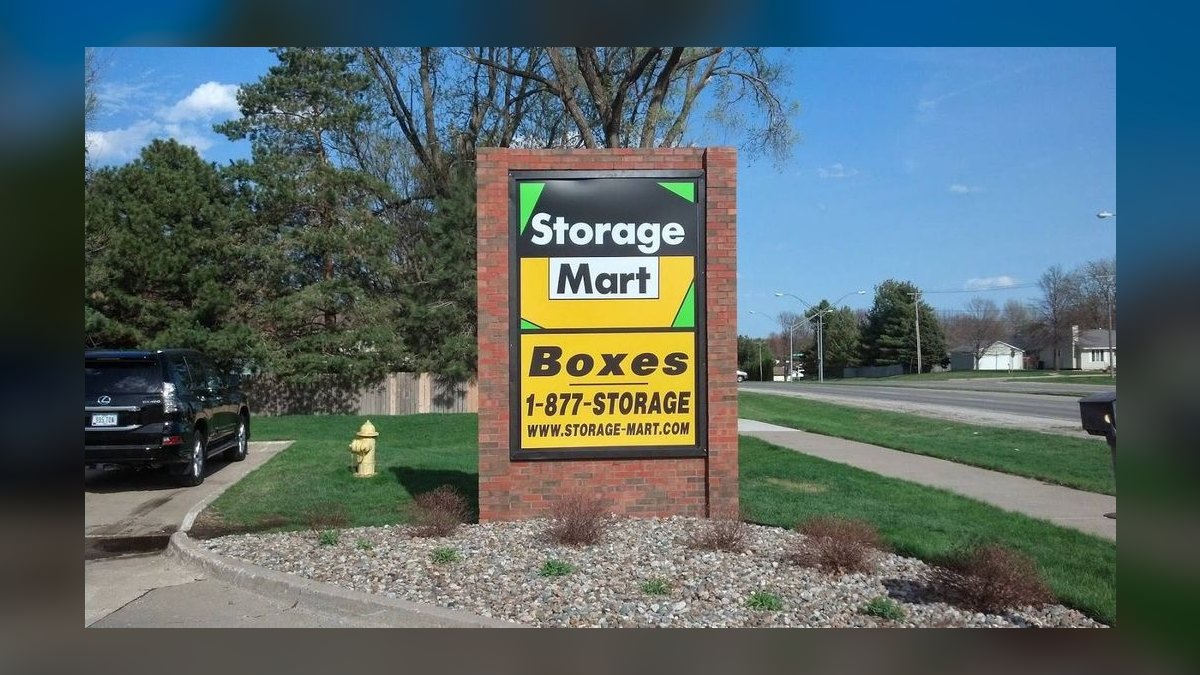 Should I open or buy a StorageMart franchise in 2027?