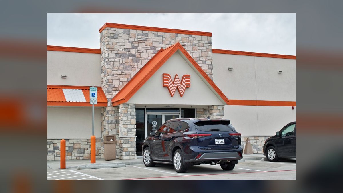 Should I open or buy a Whataburger franchise or open an independent sandwich shop in 2027 — figure 1