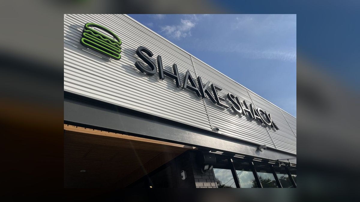 Should I open or buy a Shake Shack franchise or open an independent sandwich shop in 2027?