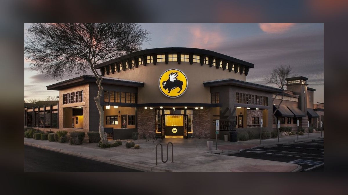 Should I open or buy a Buffalo Wild Wings franchise or open an independent sandwich shop in 2027 — figure 1