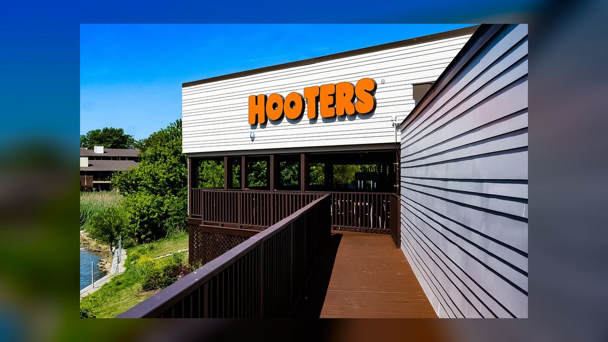 Should I open or buy a Hooters franchise or open an independent sandwich shop in 2027 — figure 1