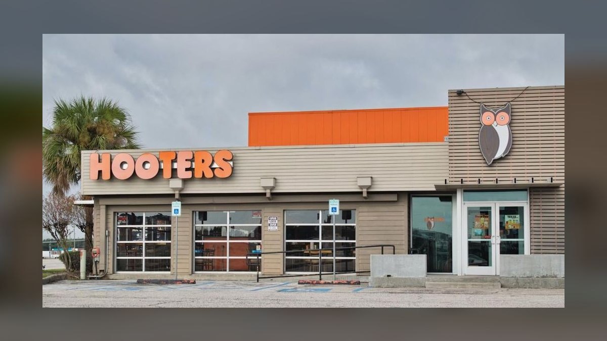 Should I open or buy a Hooters franchise or open an independent sandwich shop in 2027 — figure 2