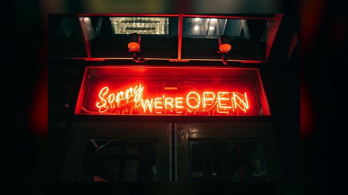Should I open or buy a Hooters franchise or open an independent sandwich shop in 2027 — figure 8