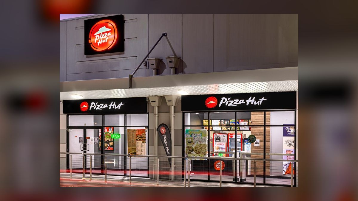 Should I open or buy a Pizza Hut franchise or open an independent sandwich shop in 2027?