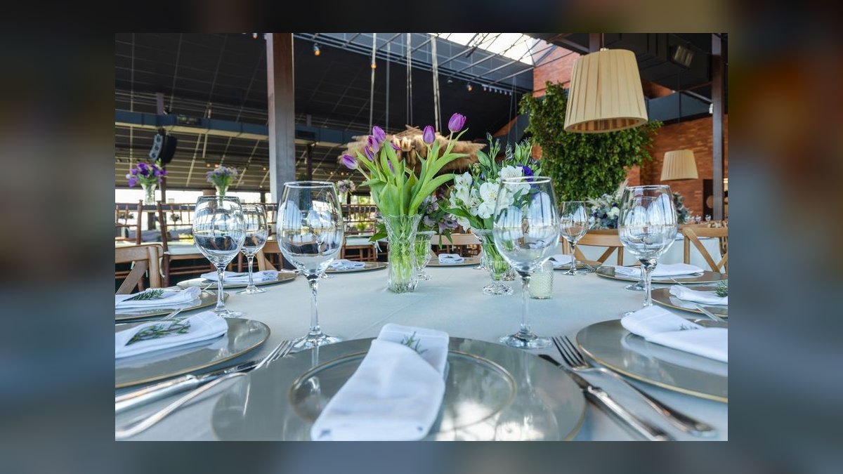What is the average cost of a wedding venue in 2027 — figure 2