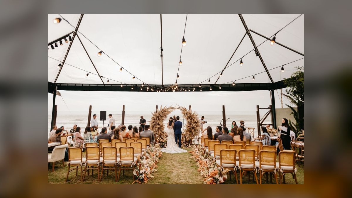 What is the average cost of a wedding venue in 2027 — figure 5