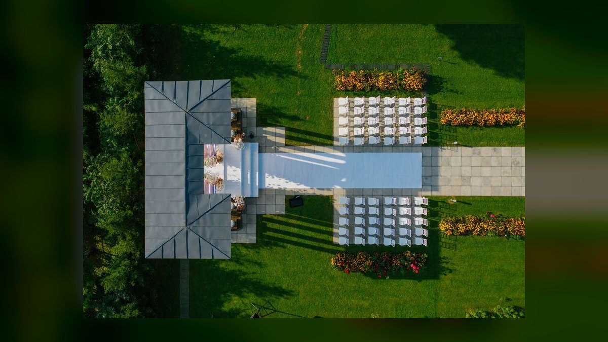 What is the average cost of a wedding venue in 2027 — figure 6
