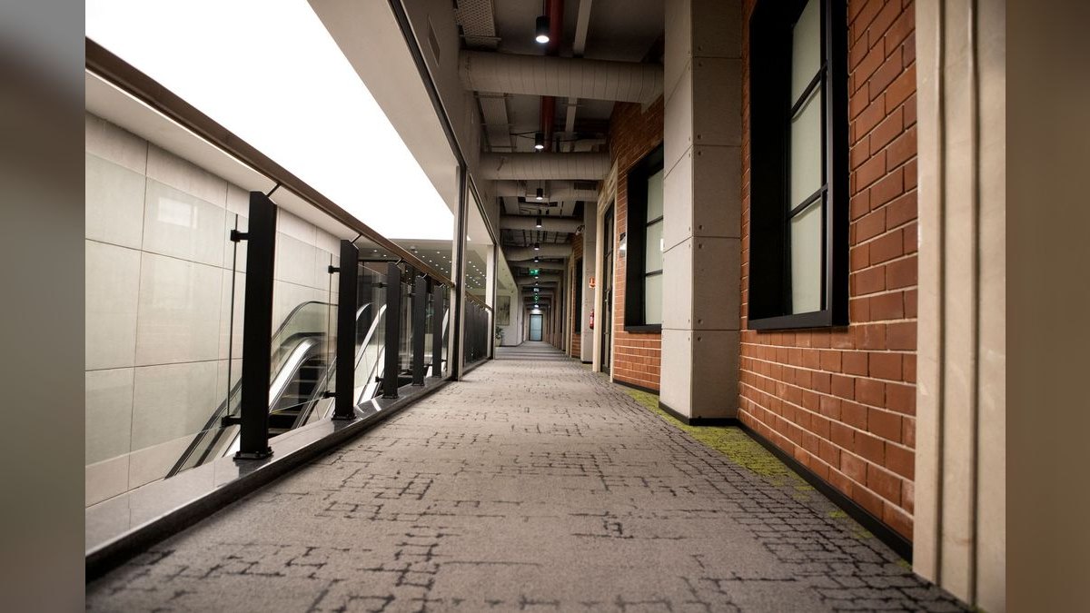 "Quota is a floor." — LinkedIn Banner — figure 3
