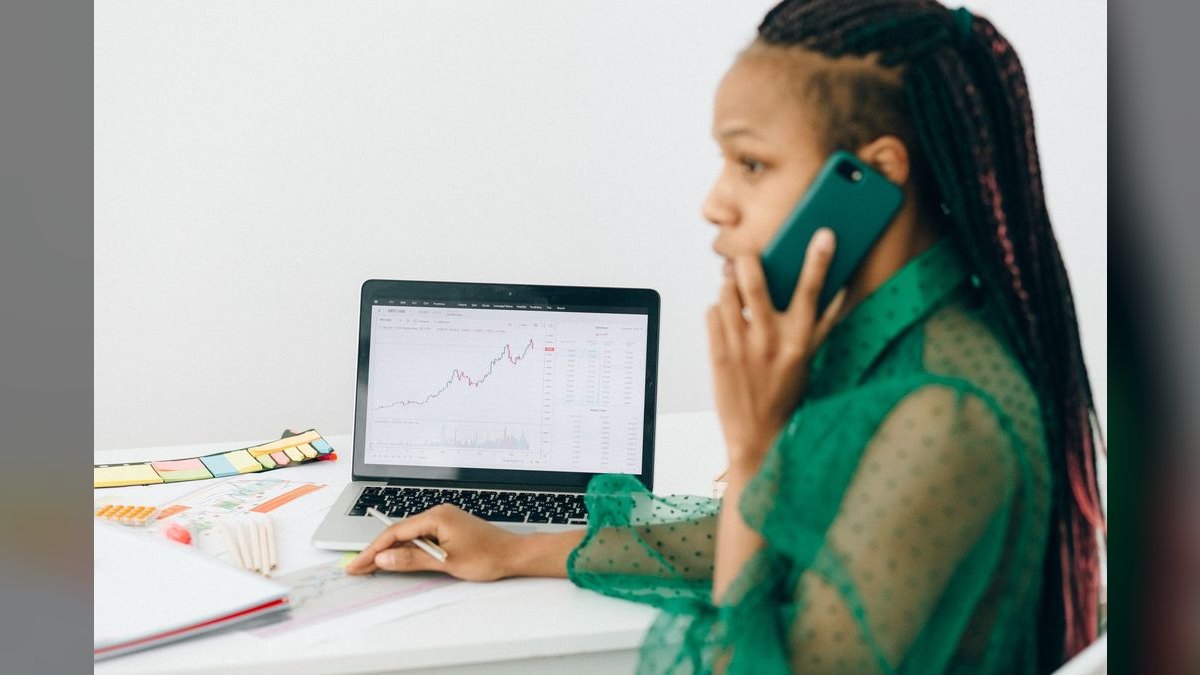 Sales Analyst — LinkedIn Banner — figure 1