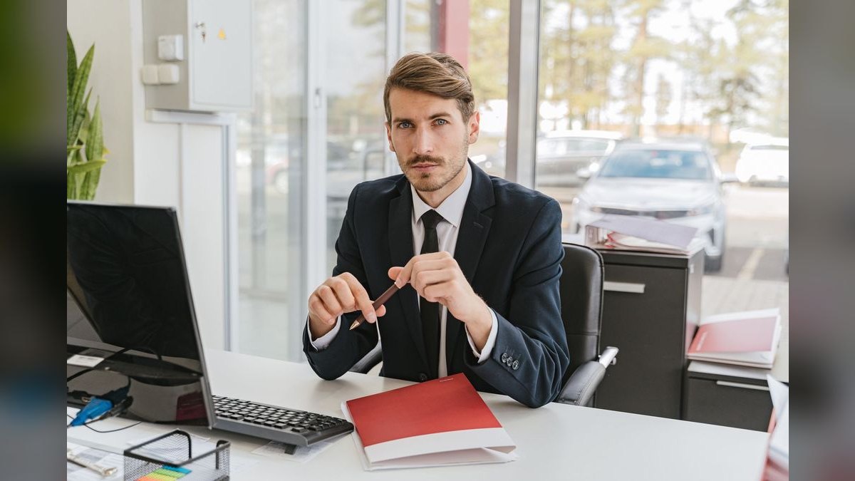 Sales Analyst — LinkedIn Banner