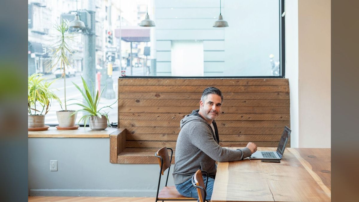 Founder & CEO — LinkedIn Banner — figure 3