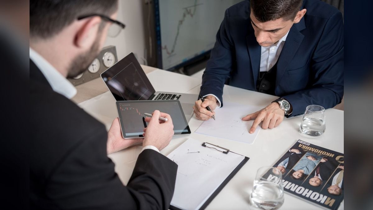 Revenue Advisor — LinkedIn Banner — figure 2