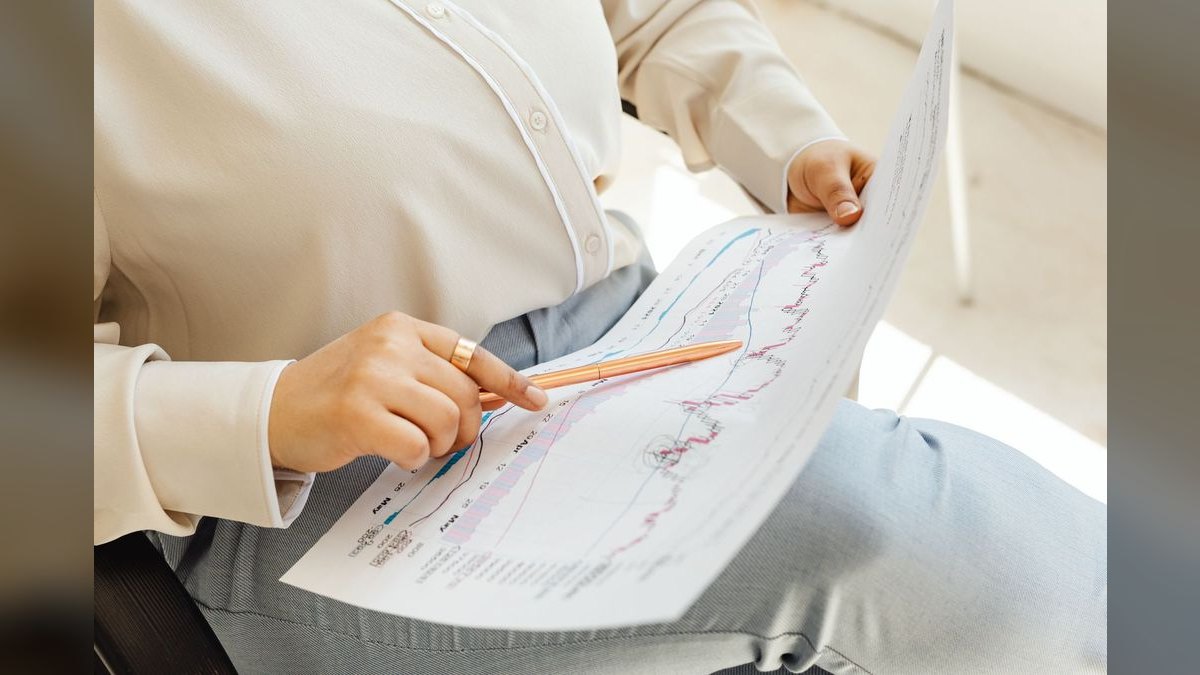 Commercial Director — LinkedIn Banner — figure 5