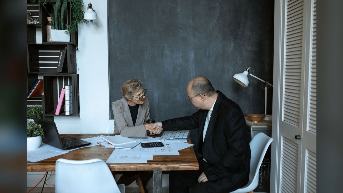 “Discovery wins deals.” — LinkedIn Banner — figure 2