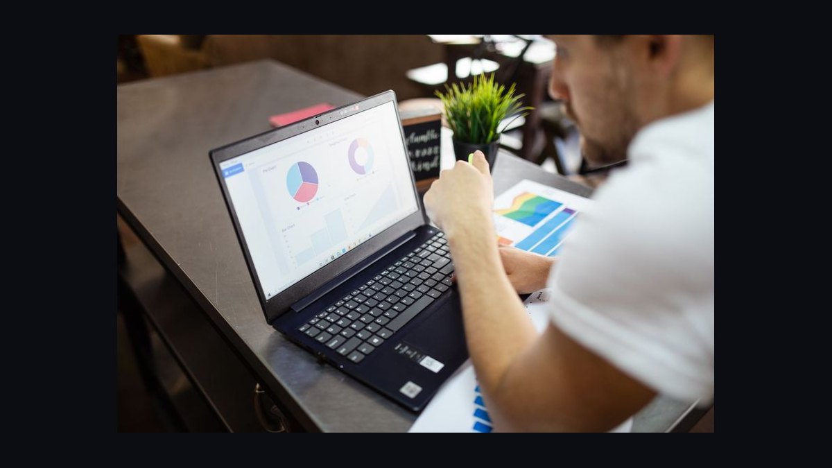 “Quota is a floor, not a ceiling.” — LinkedIn Banner — figure 8