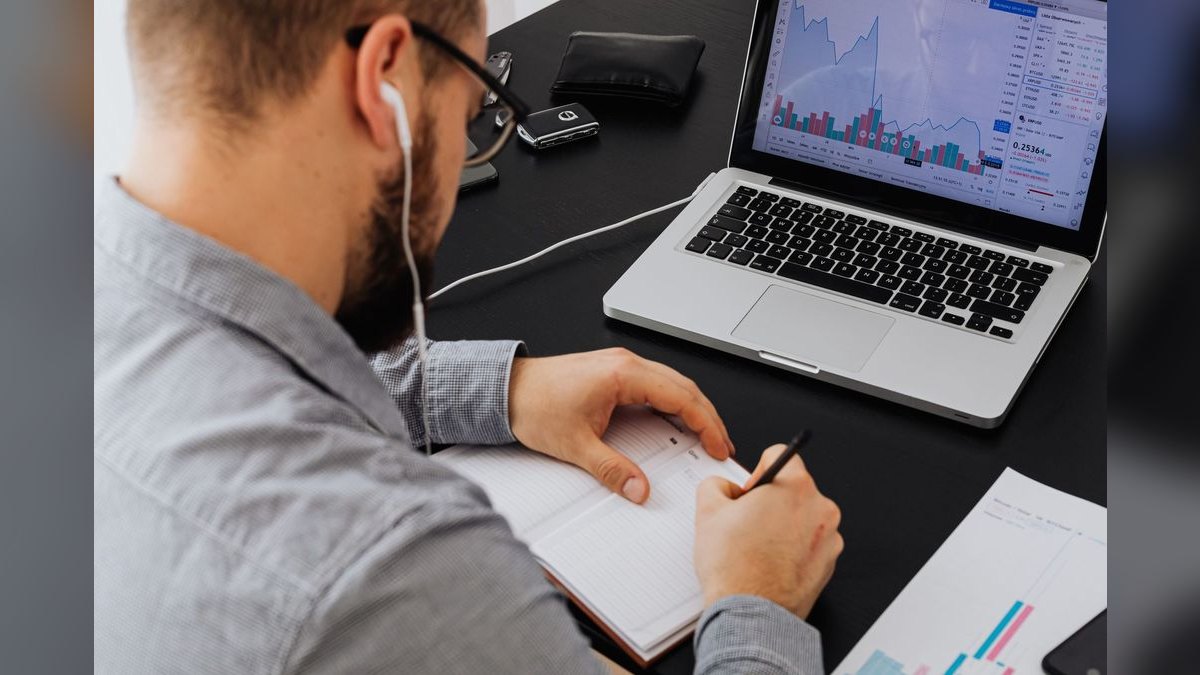 “Data beats opinions.” — LinkedIn Banner — figure 3