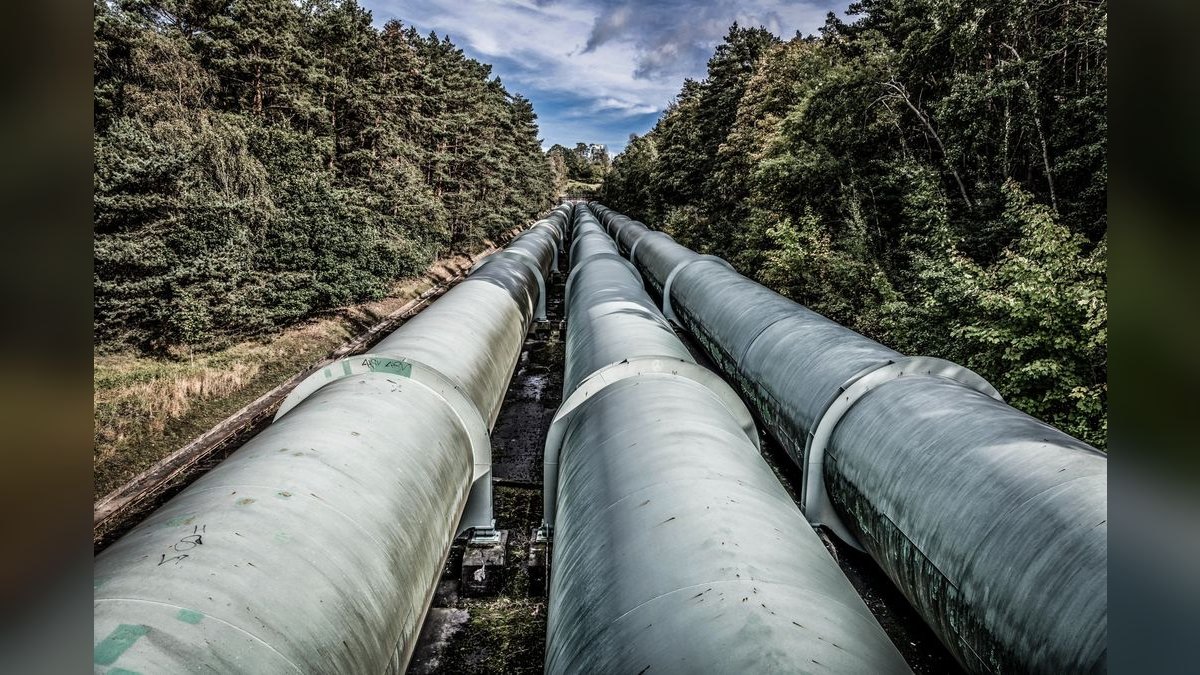 “Trust compounds. So does pipeline.” — LinkedIn Banner
