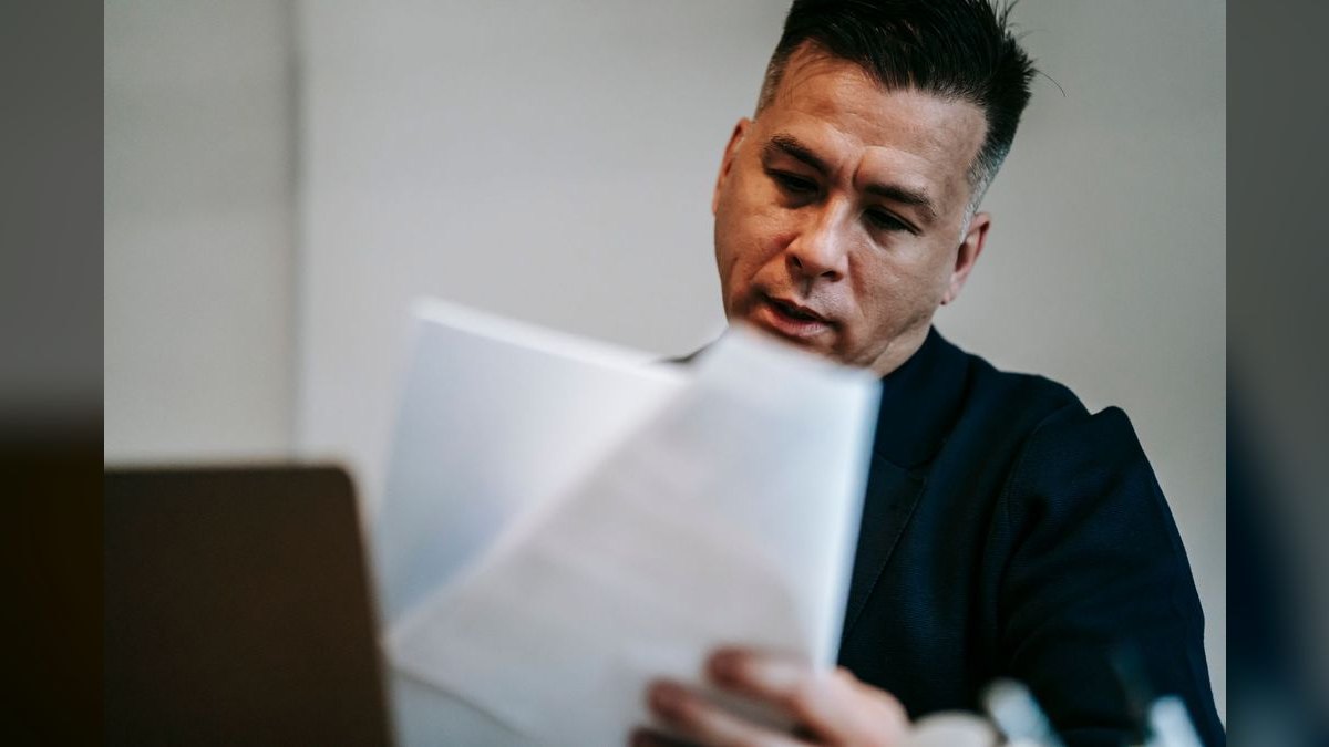 “Earn every yes.” — LinkedIn Banner — figure 1