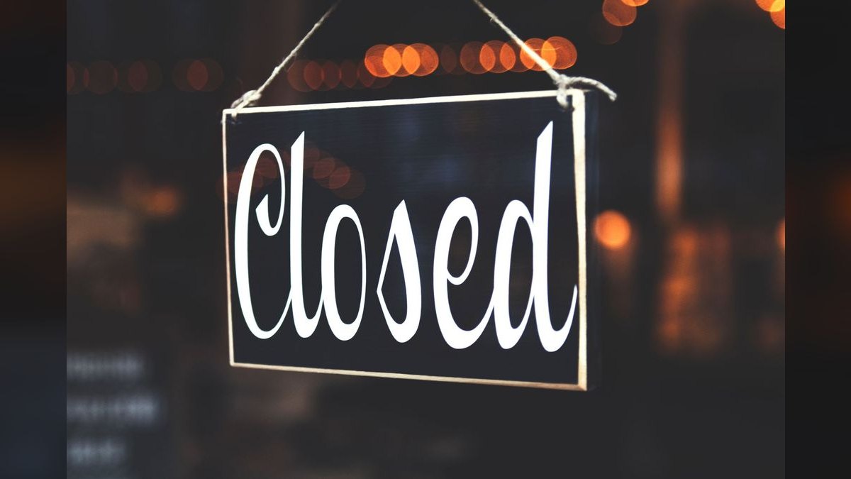 “Clarity closes.” — LinkedIn Banner — figure 1