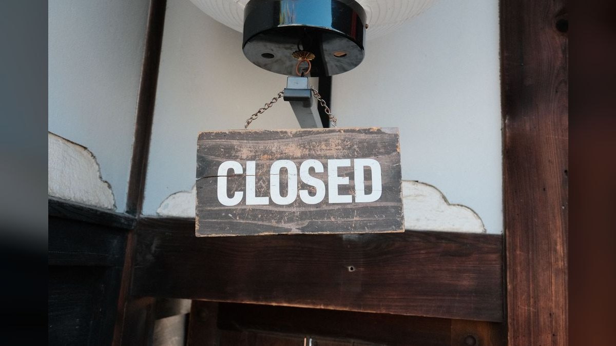 “Clarity closes.” — LinkedIn Banner — figure 2