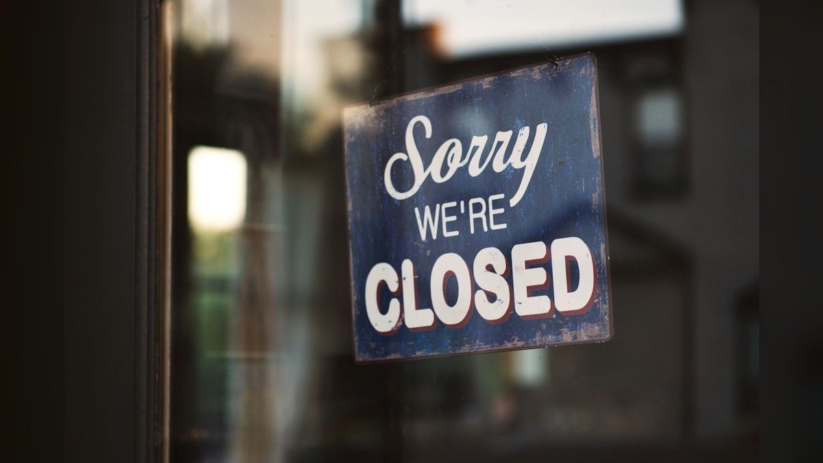 “Clarity closes.” — LinkedIn Banner — figure 3