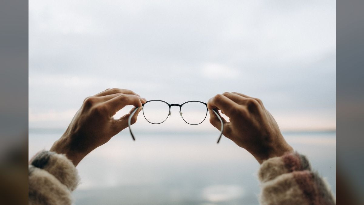 “Clarity closes.” — LinkedIn Banner — figure 5