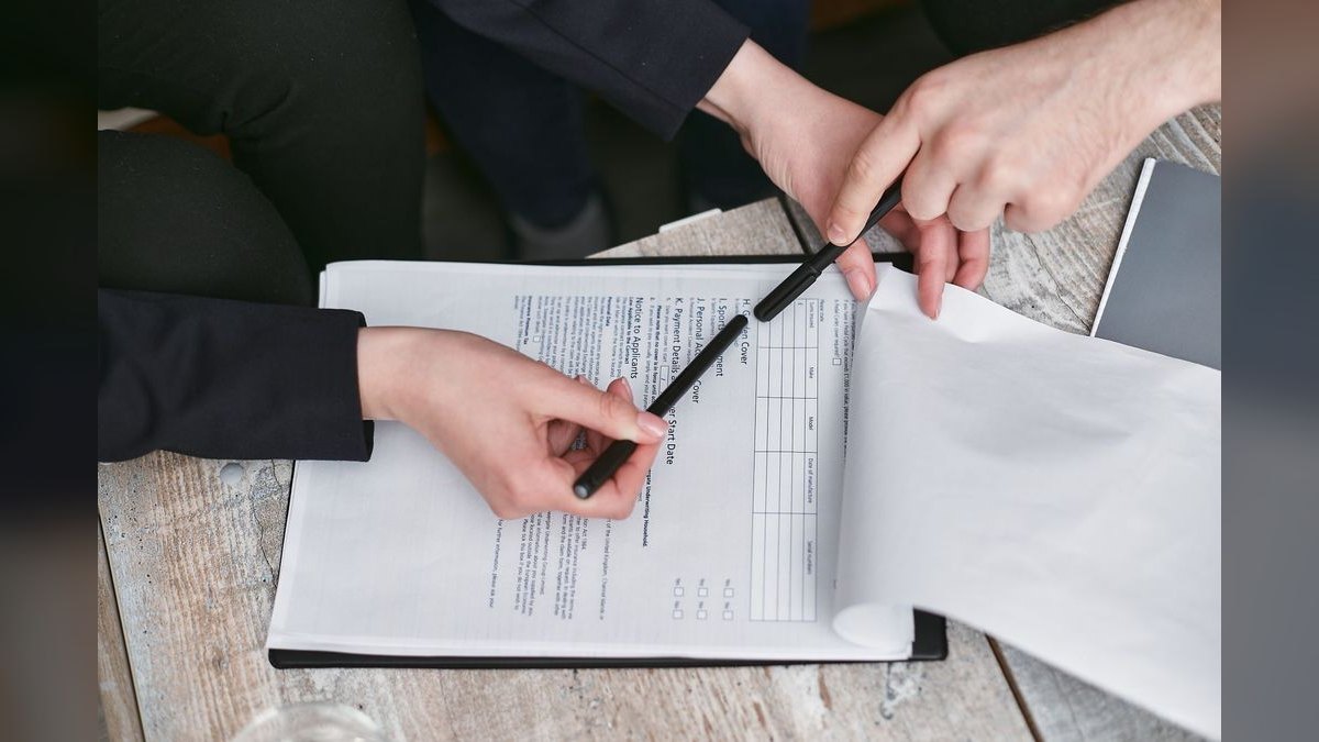 “Help first. Sell second.” — LinkedIn Banner — figure 5