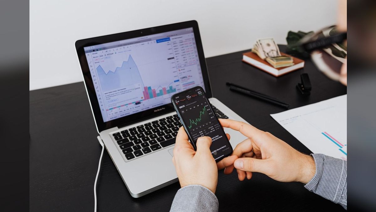 “Revenue for marketing tech.” — LinkedIn Banner — figure 4