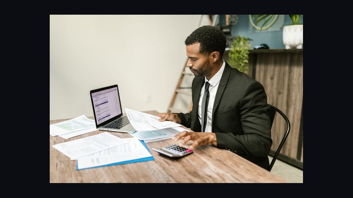 “Modernizing insurance sales.” — LinkedIn Banner — figure 8