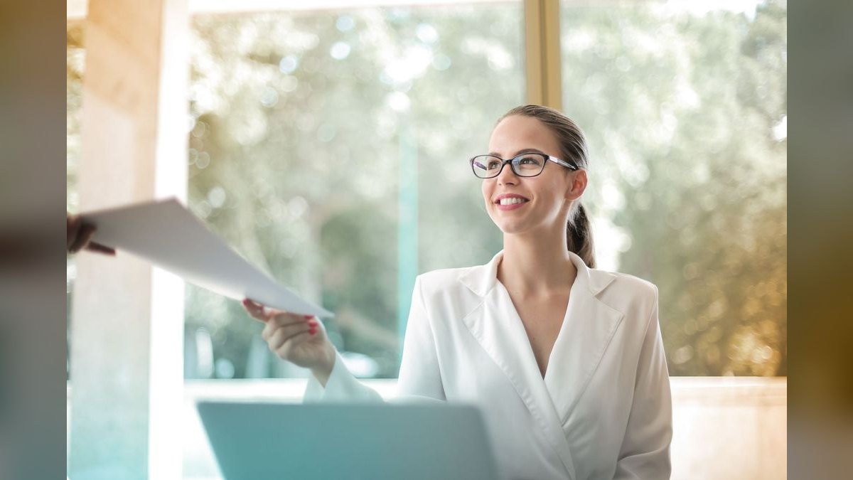 “Selling to people leaders.” — LinkedIn Banner — figure 2