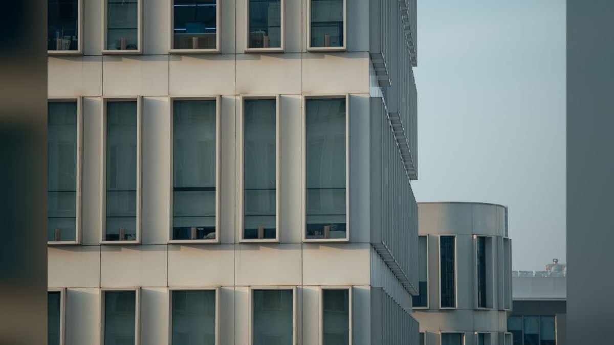 “Revenue across screens.” — LinkedIn Banner — figure 2