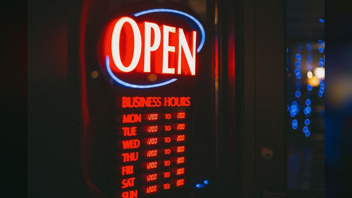 “Selling outcomes, not hours.” — LinkedIn Banner — figure 6