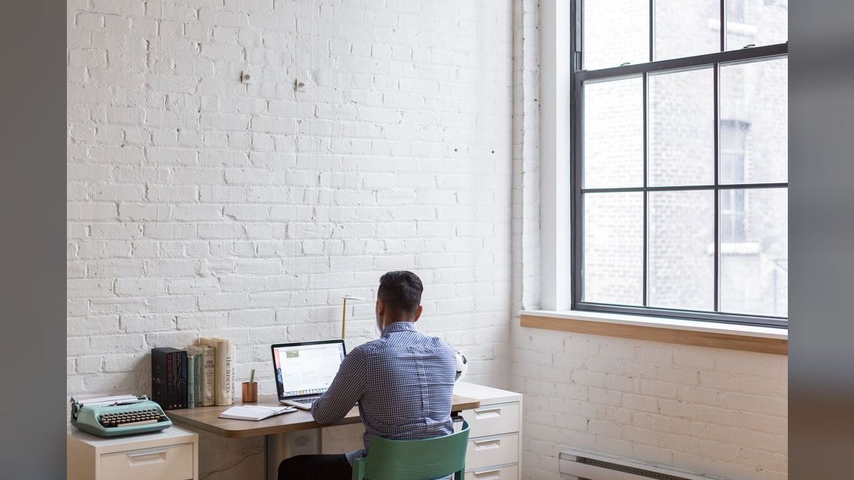 “Open to sales leadership roles.” — LinkedIn Banner — figure 1
