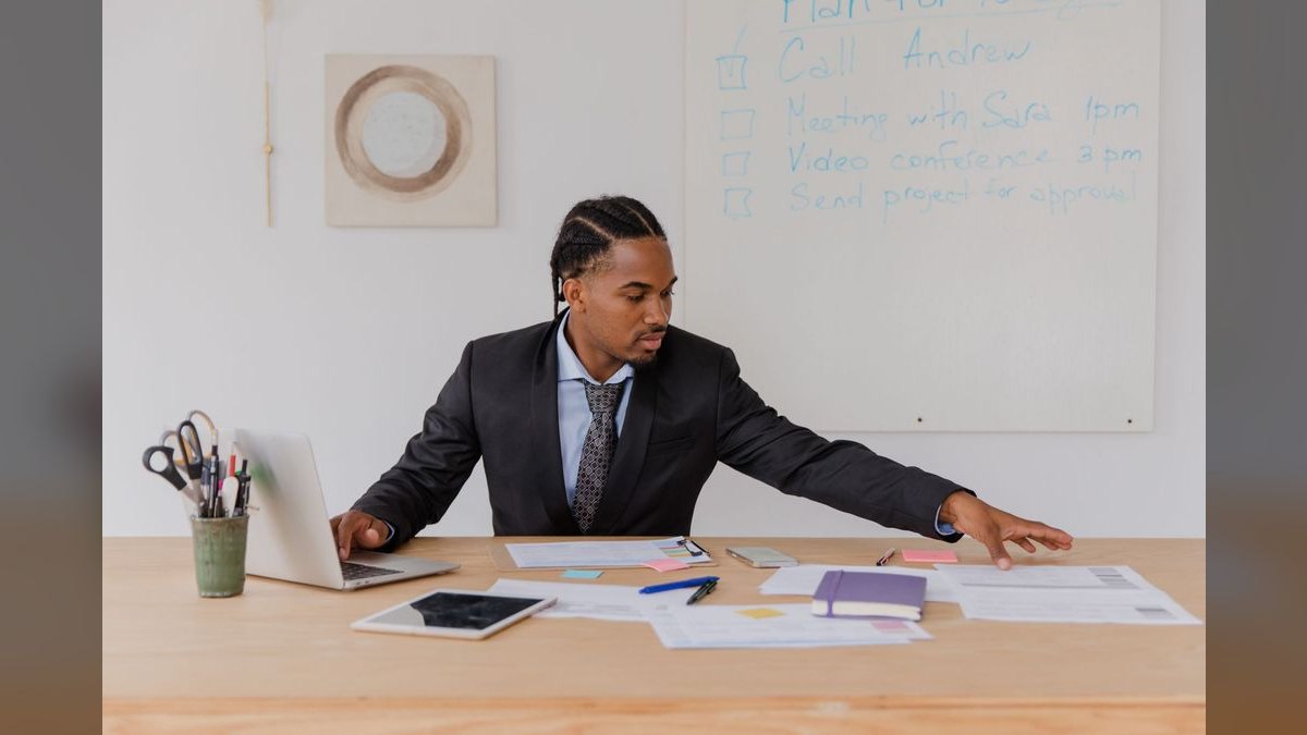 “Seeking a RevOps role.” — LinkedIn Banner — figure 3
