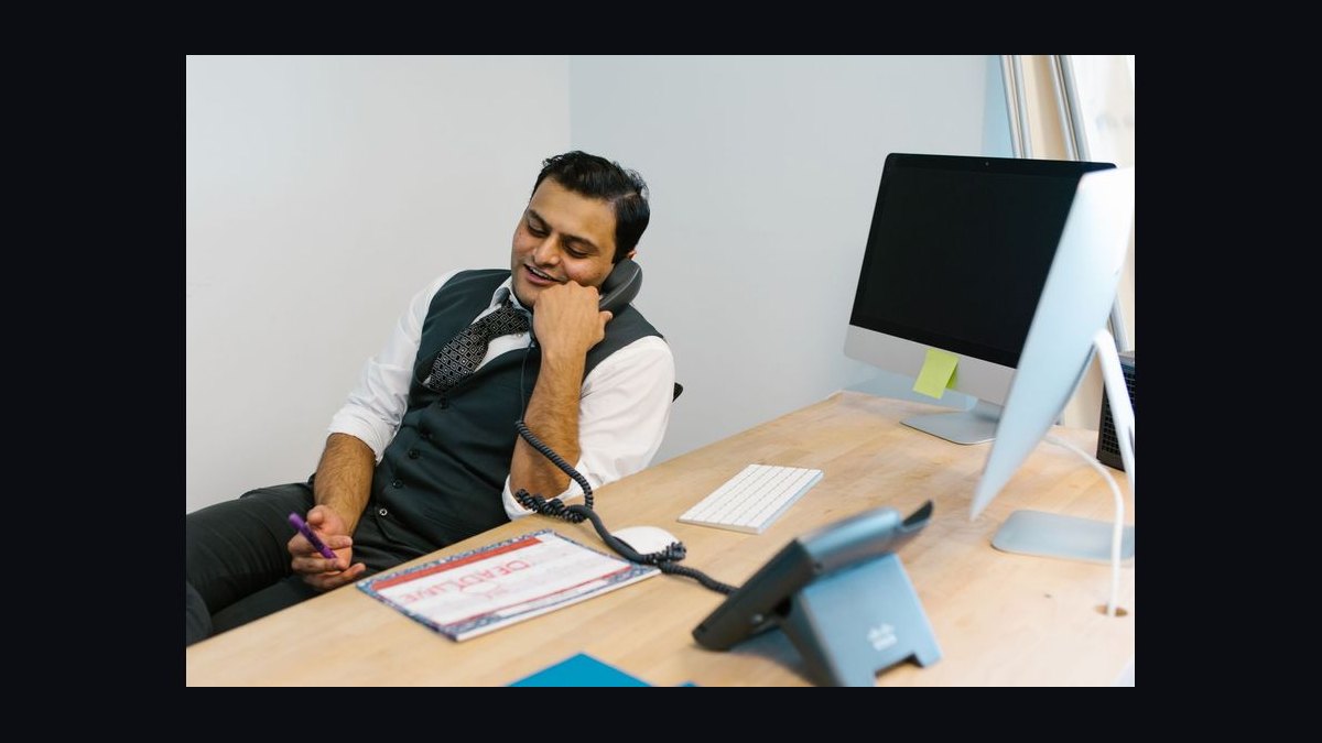 “We’re hiring closers.” — LinkedIn Banner — figure 8