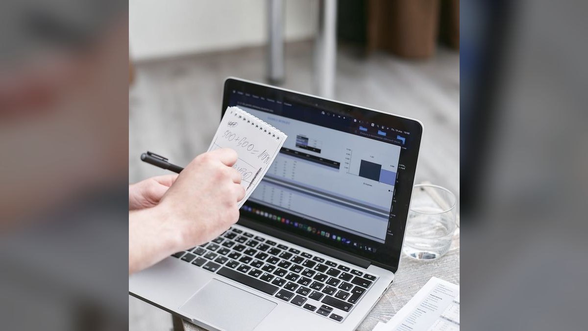 Activity. Pipeline. Revenue. — LinkedIn Wallpaper — figure 3