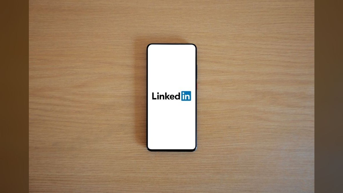 Be the signal, not the noise. — LinkedIn Wallpaper