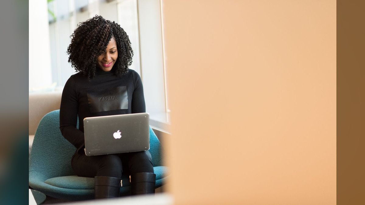 Earn every yes. — LinkedIn Wallpaper — figure 5