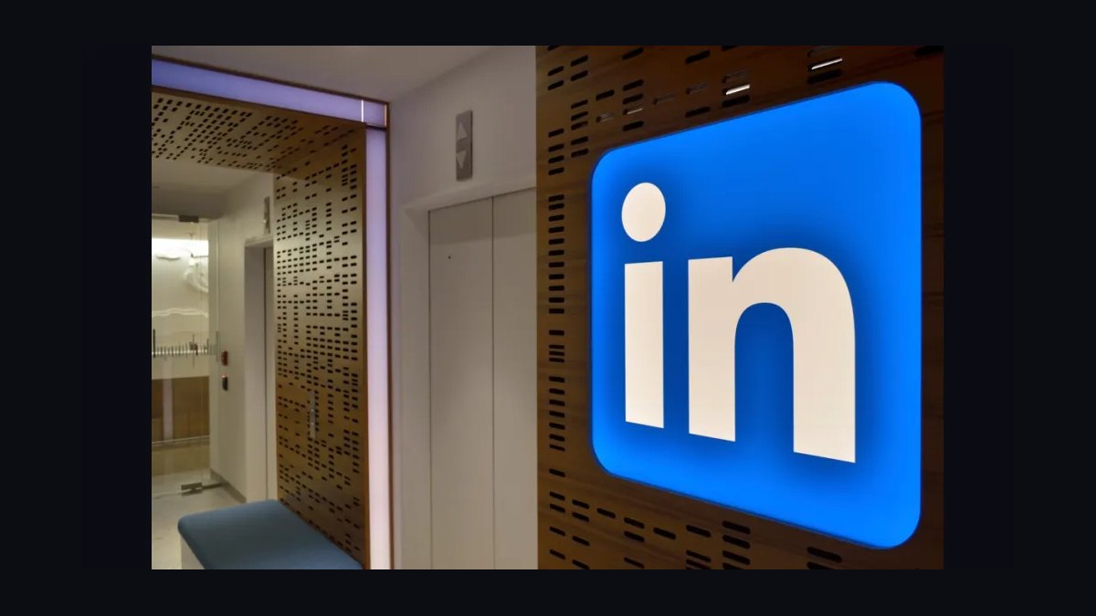 Sell outcomes, not features. — LinkedIn Wallpaper — figure 3