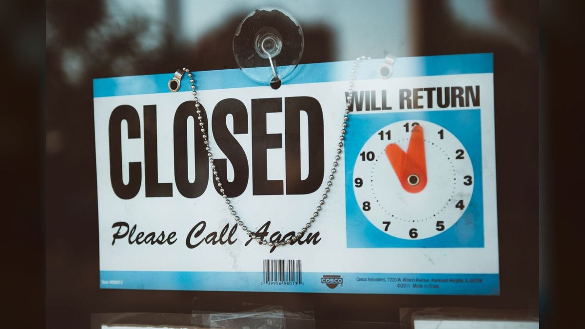 Clarity closes. — LinkedIn Wallpaper
